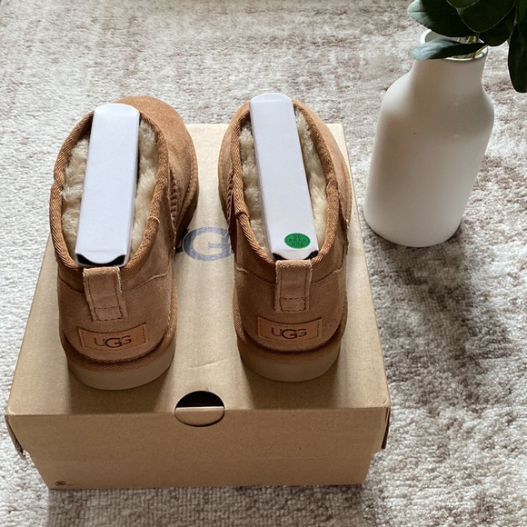 NWT Ultra Mini Chestnut Uggs - Picture 5 of 9